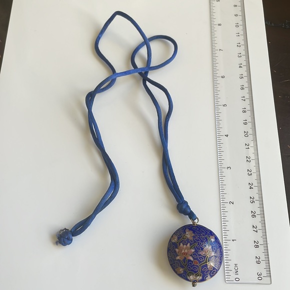 Vintage Round Cloisonne Pendant necklace blue rope chain with flowers. - Picture 6 of 7